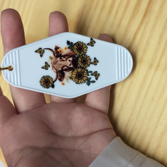 Highland cow with sunflowers and butterflys on white key chain - Picture 2 of 2